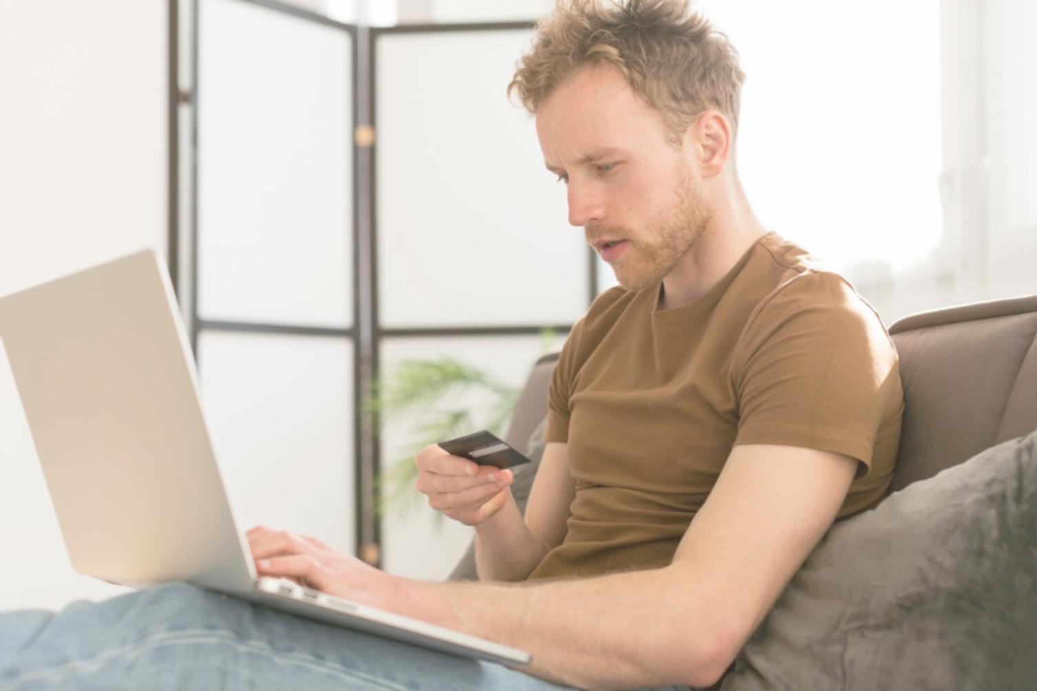 Équipe collaborative travaillant sur des projets financiers